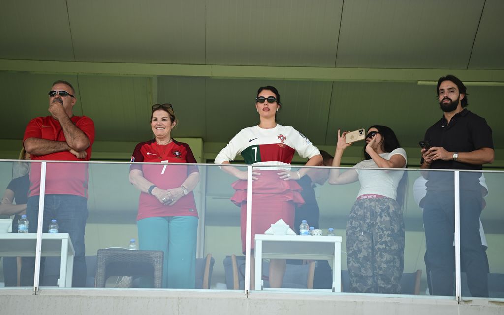 Dolores Aveiro y Georgina Rodriguez apoyaron a Cristiano Junior desde las gradas.