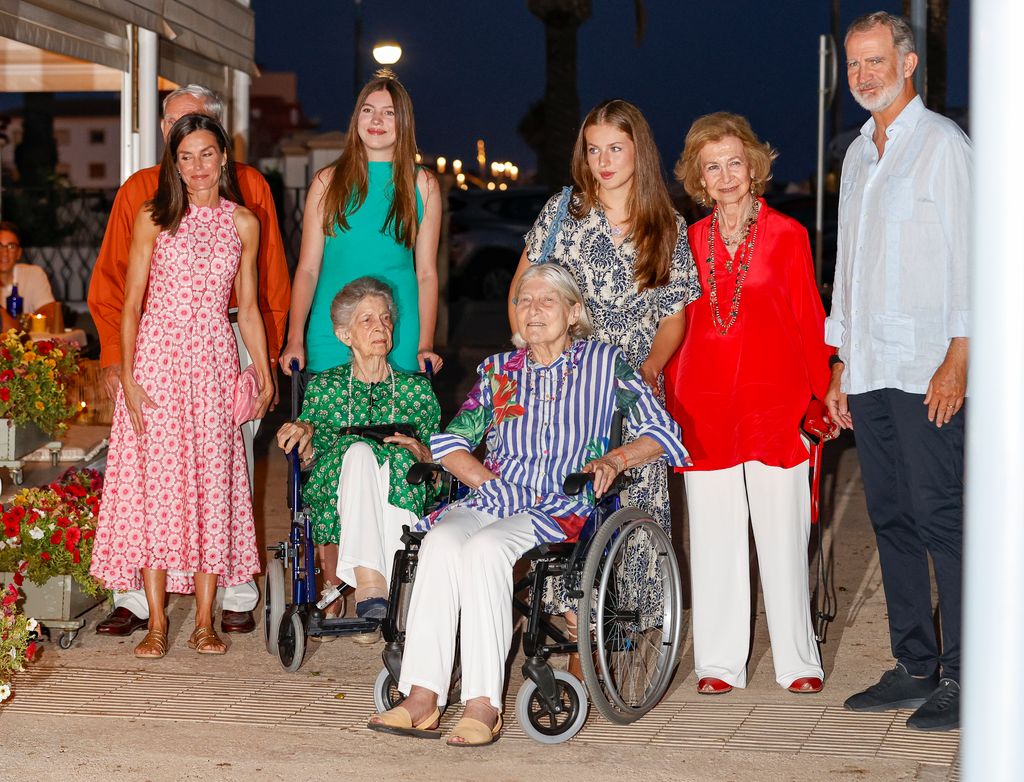 Tatiana Radziwill, en silla de ruedas con camisa azul de rayas, en el verano de 2024 con la Familia Real en Mallorca