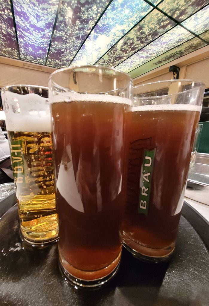 Cervezas en la Torre Huber Brau, St Johann in Tirol, Austria