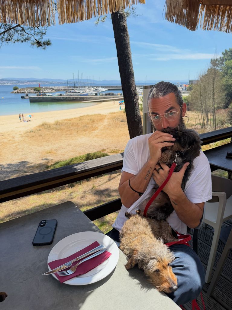 Miguel con la mascota de la pareja