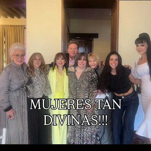 La cumpleañera rodeada de sus invitados.