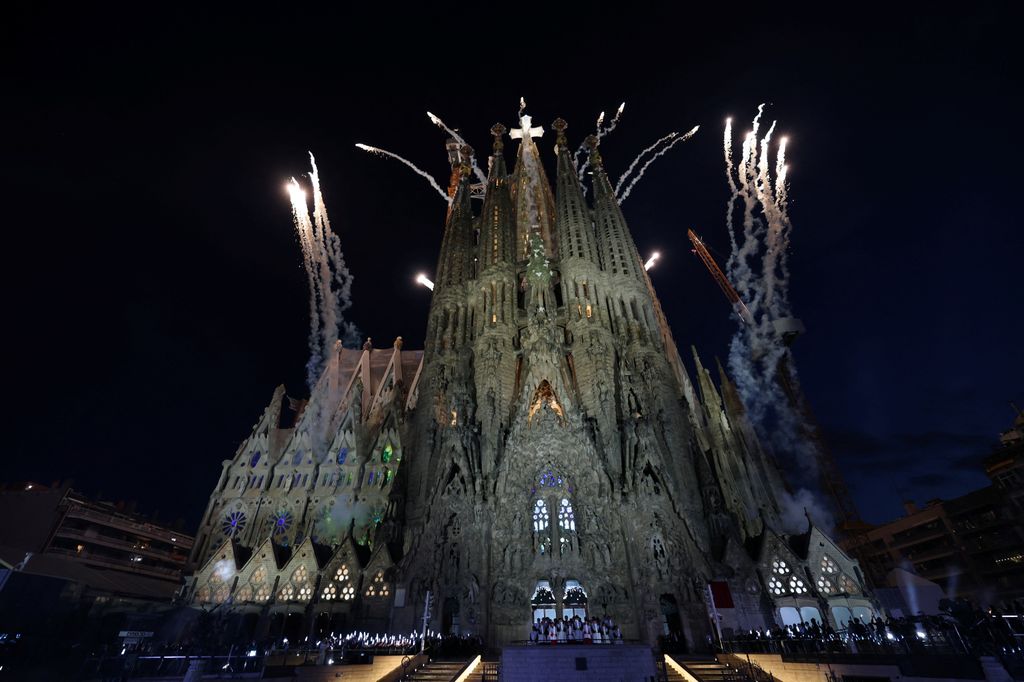 Los fuegos artificiales sobre la Sagrada Familia