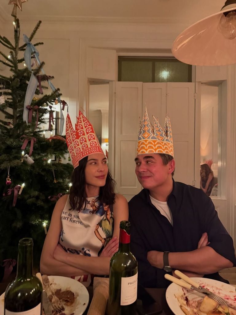 Alexa Chung celebrando la Navidad en Londres.