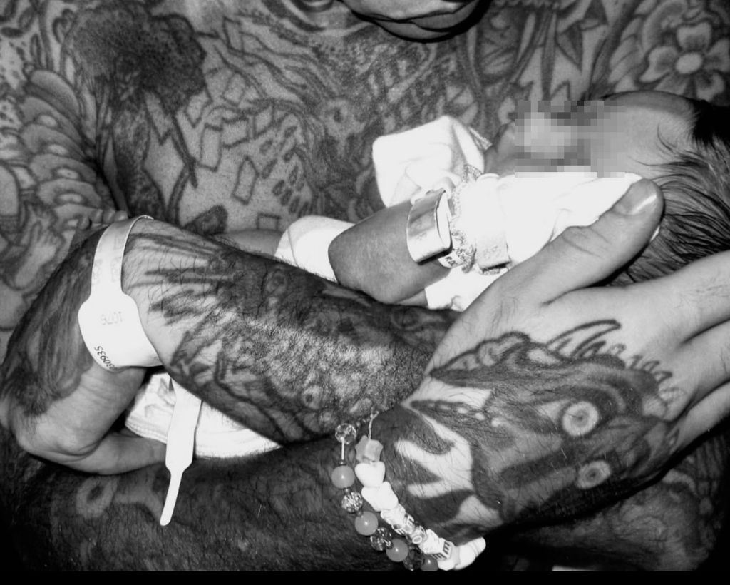 Fedez sostiene en brazos al pequeño Edo