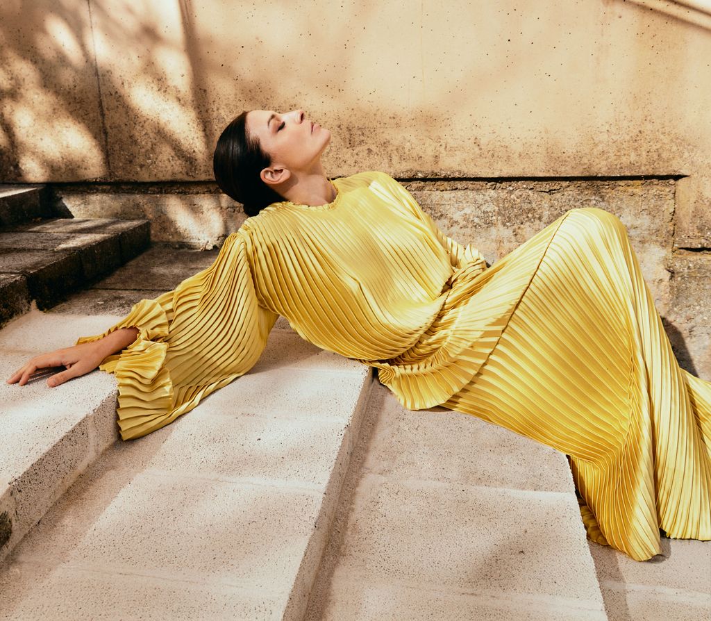 Bárbara Lennie con vestido amarillo plisado
