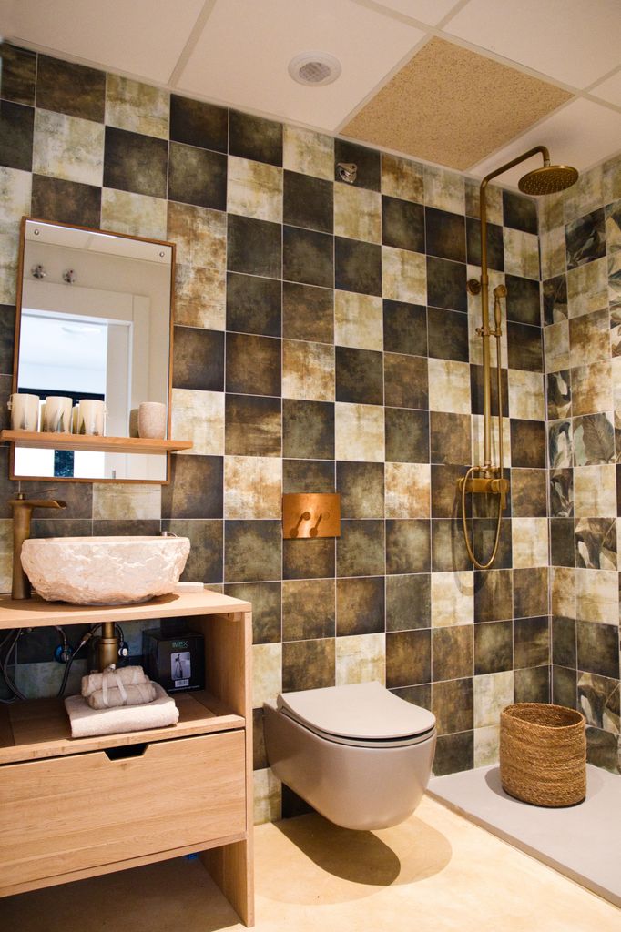 Baño con correctos índices de humedad gracias al sistema de ventilación mecánica con el que está equipado