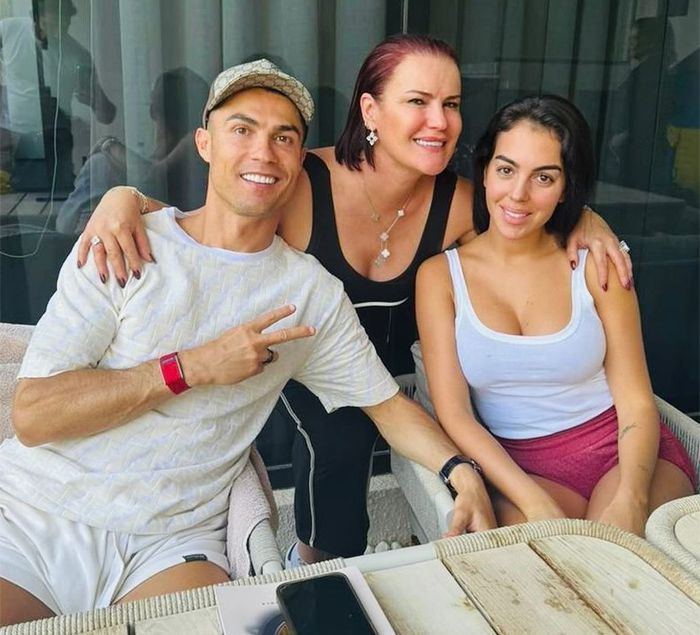 Cristiano Ronaldo y Georgina Rodríguez con Elma Aveiro