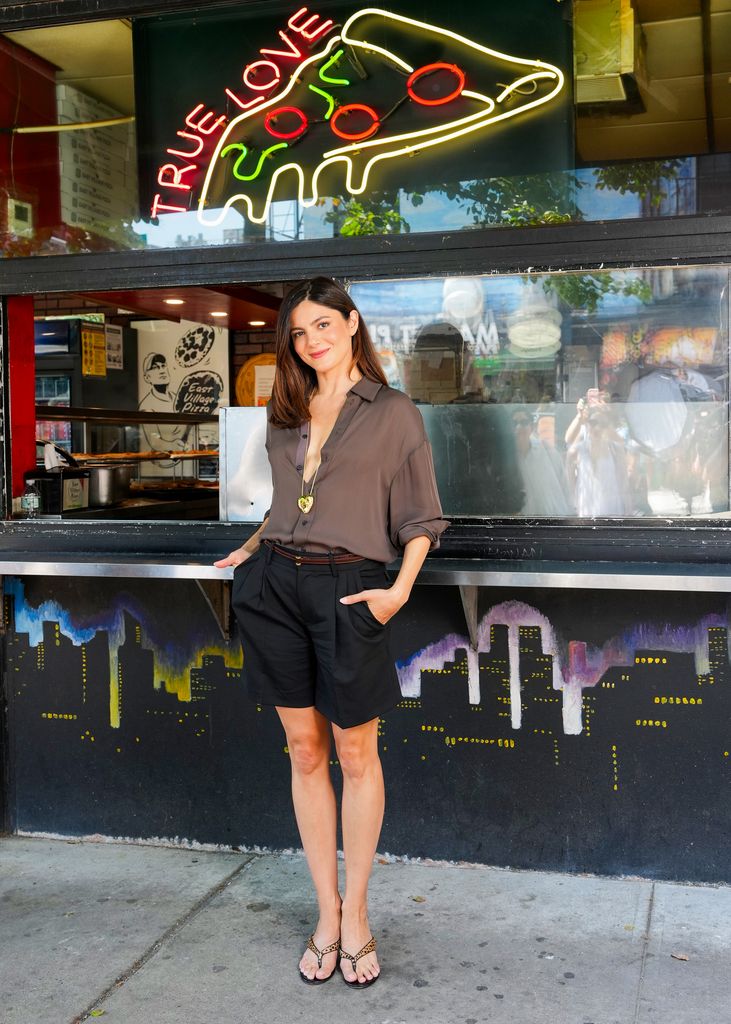 La actriz lleva un conjunto con ´thong sandals'.