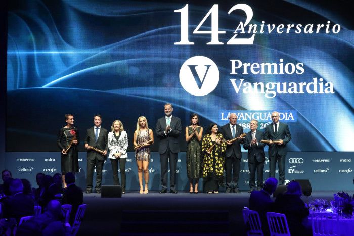 Los Reyes con los galardonados en los premios La Vanguardia