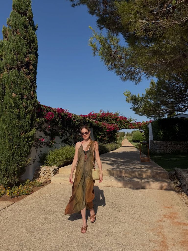 Helen Svedin con vestidos bohemios en Menorca junto a su marido Luis Figo, 2026.