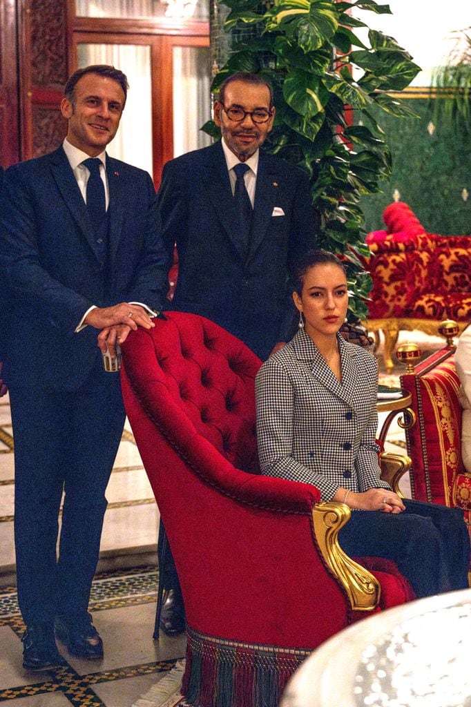 Mohamed VI posando con Emmanuel Macron y Lalla Khadija en su visita a Marruecos 