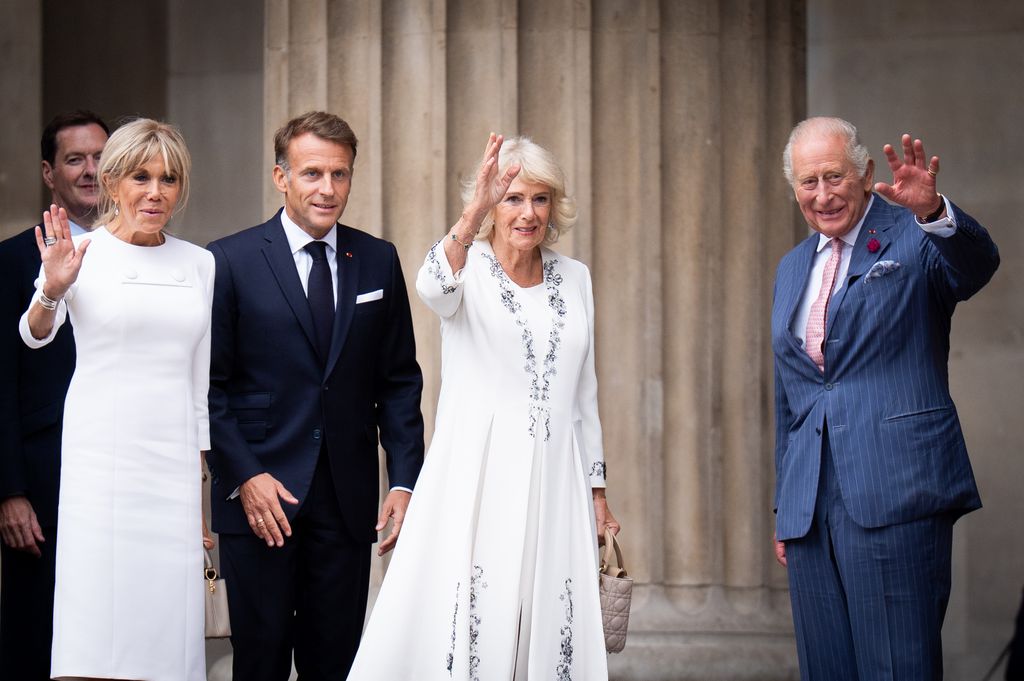 El Rey y la Reina de Inglaterra junto a los Macron en el Museo de Londres