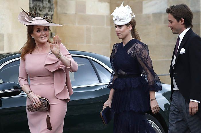 Beatriz de York con su prometido y su madre, Sarah Ferguson