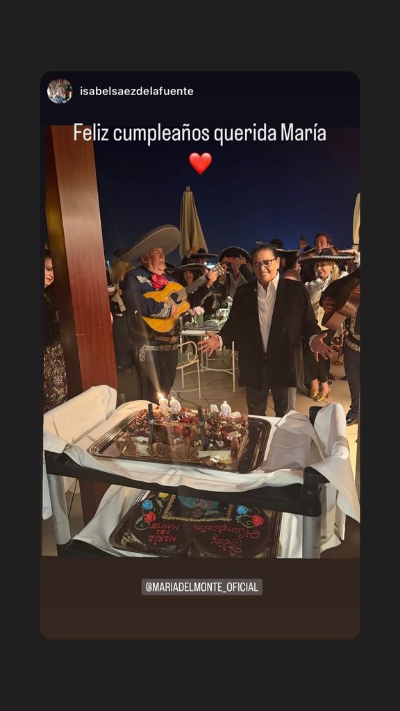 María del Monte celebrando su 64 cumpleaños