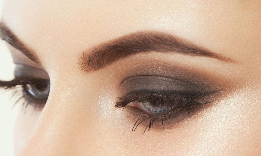 close up de maquillaje smokey eyes