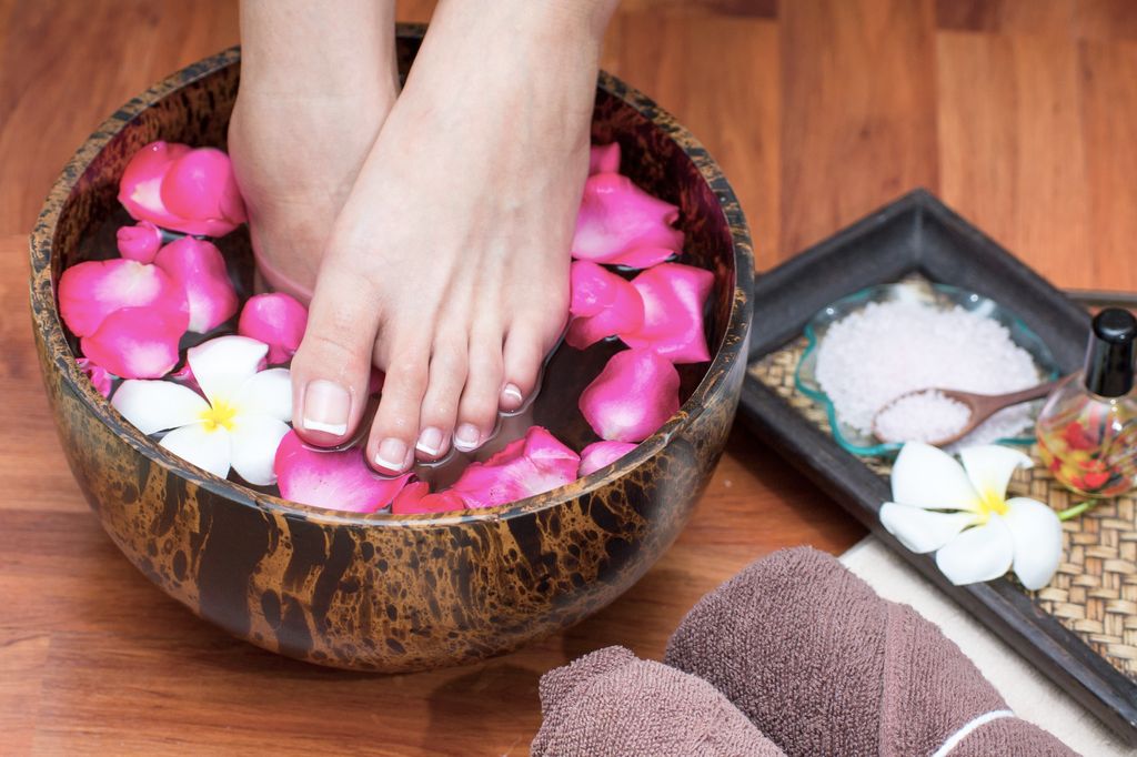 Además de elegir bien lo que usamos, es fundamental dedicar tiempo a consentir nuestros pies