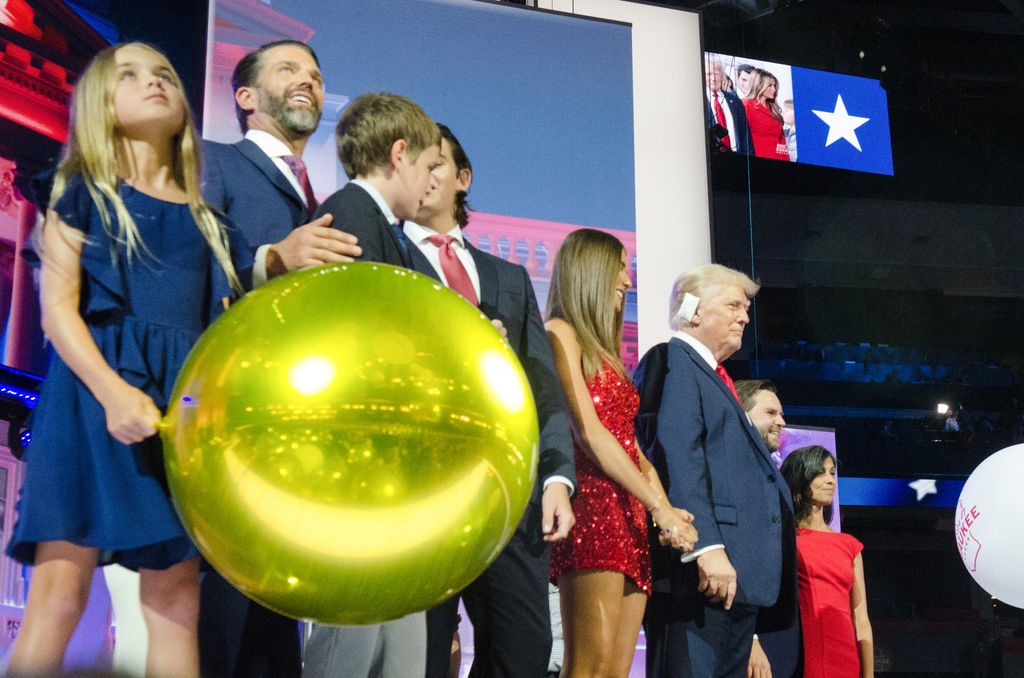 Donald Trump y sus nietos sobre el escenario