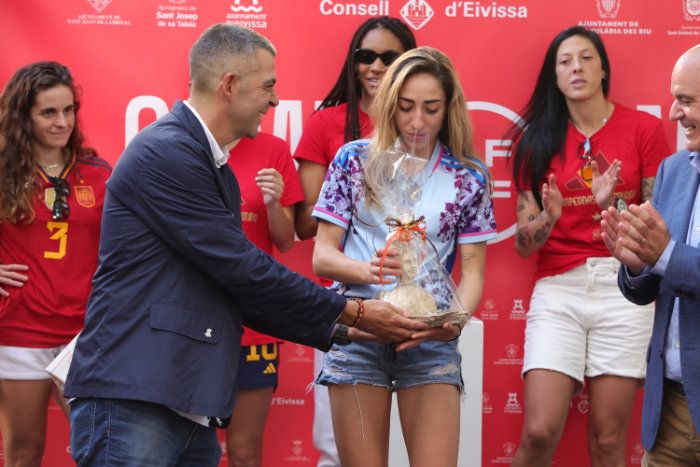 Las jugadoras de la Selección celebran su triunfo en Ibiza