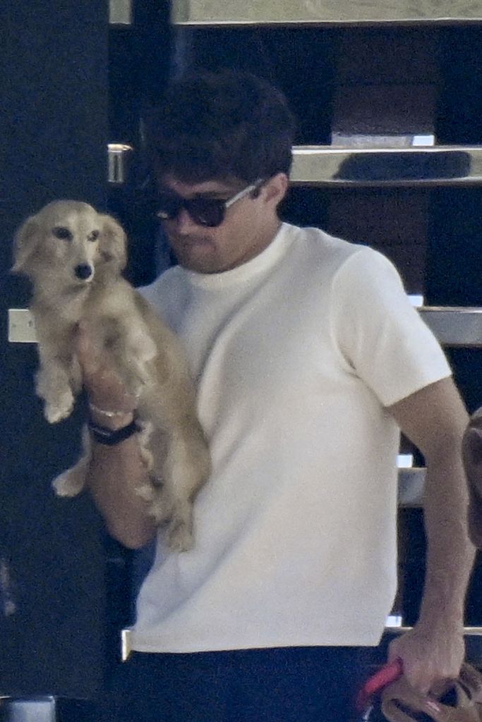 Charles Leclerc con el pequeño Leo en el yate donde disfrutaron de Porto Cervo.