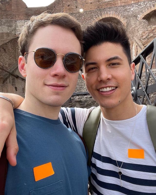 James Phoon, actor de 'Los Bridgerton', junto a su novio Rupert Henderson 