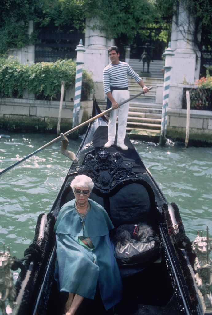 Peggy Guggenheim en los canales de Venecia en 1968.