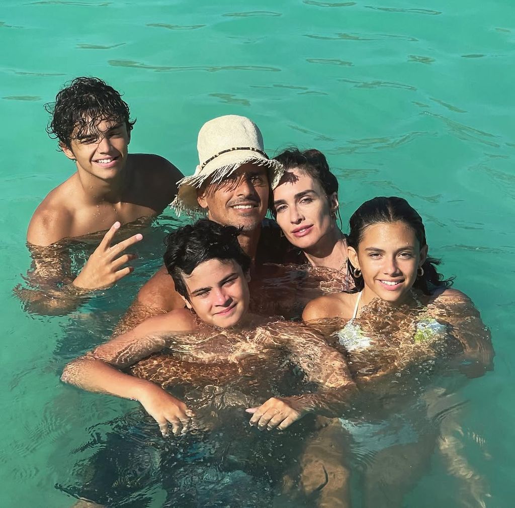 Paz Vega y Orson Salazar con sus tres hijos
