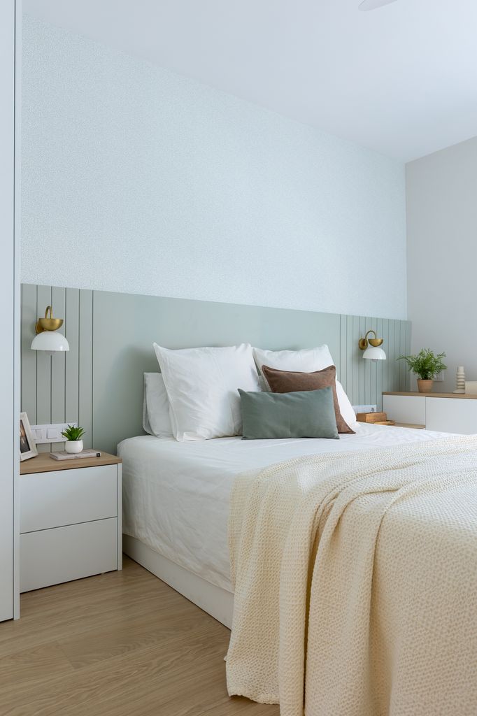 Dormitorio con cabecero de pared a pared. 