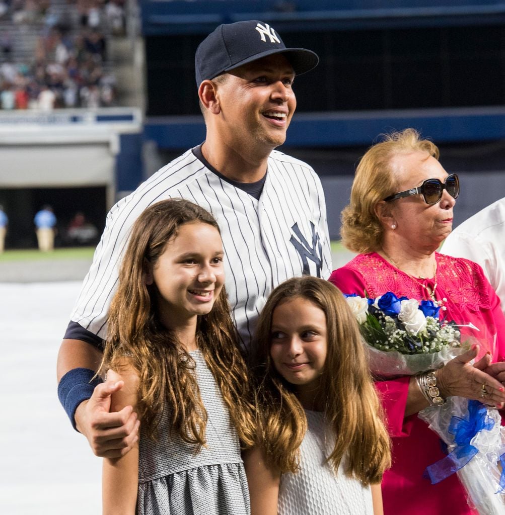 Alex Rodriguez junto a su madre y sus dos hijas