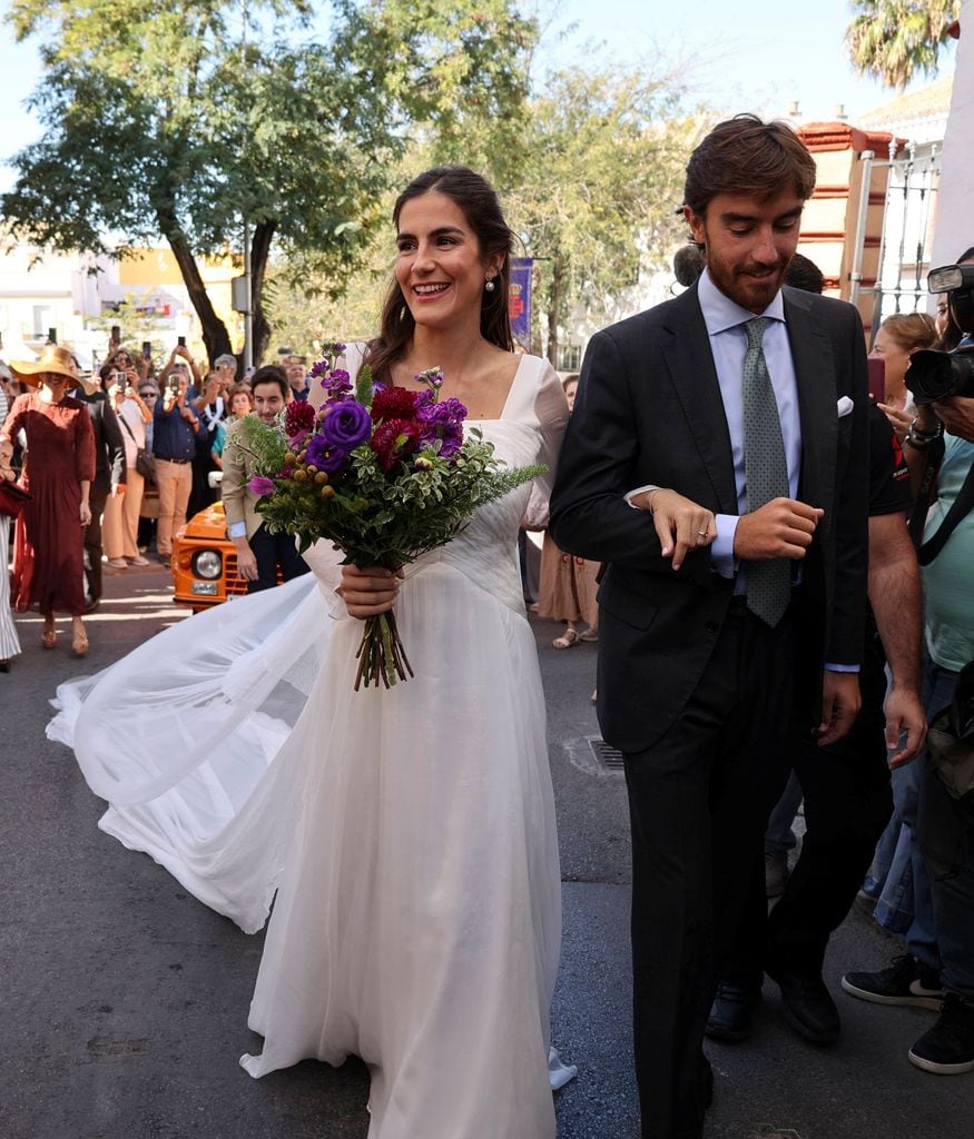 Blanca de camino a la basílica del brazo de su padrino