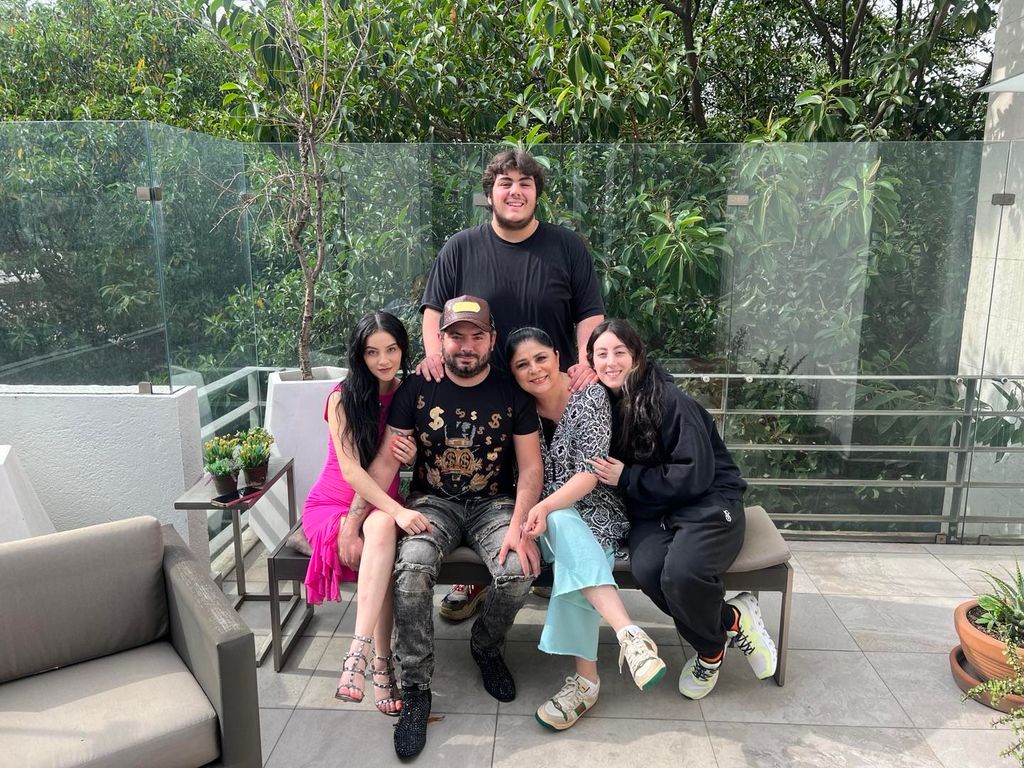 Tessa, la hija de José Eduardo Derbez, se reencuentra su con tía y madrina Vicky Fayad