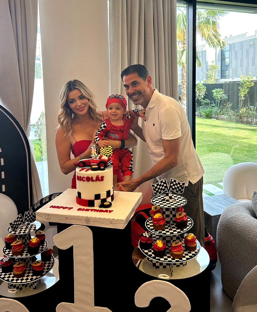 Plano medio de Fernando Hierro y Fani Stipkovic con su hijo en su primer cumpleaños