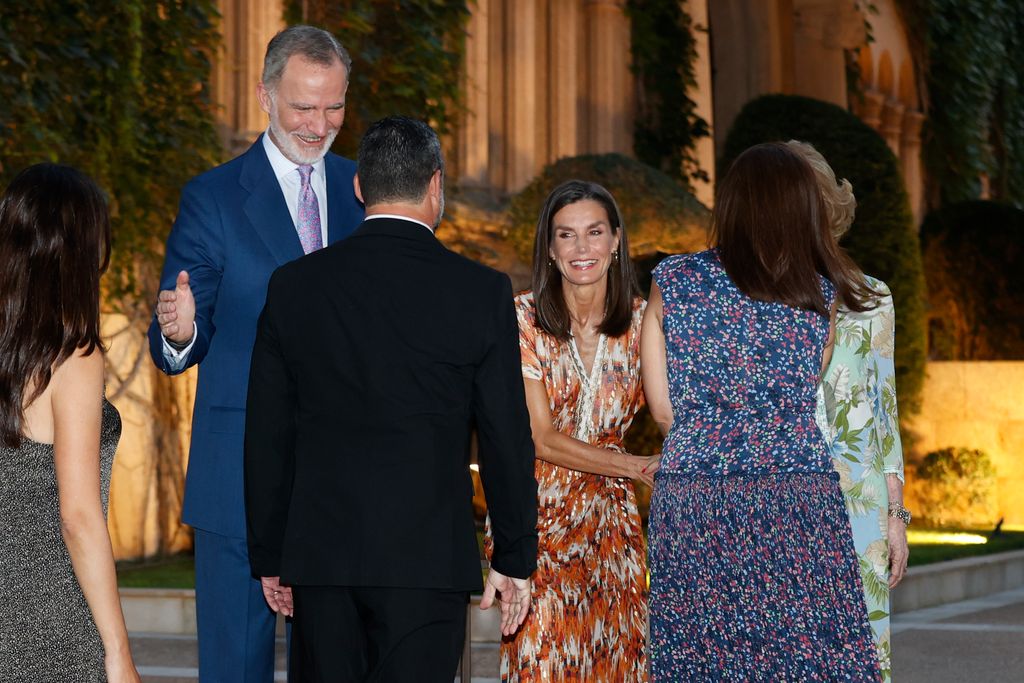 Los Reyes saludando en la recepción de Marivent