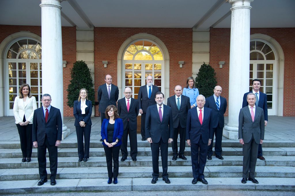El nuevo equipo ministerial, compuesto por la ministra María Fátima Báñez García, en el Palacio de la Moncloa el 23 de diciembre de 2011 en Madrid, España.