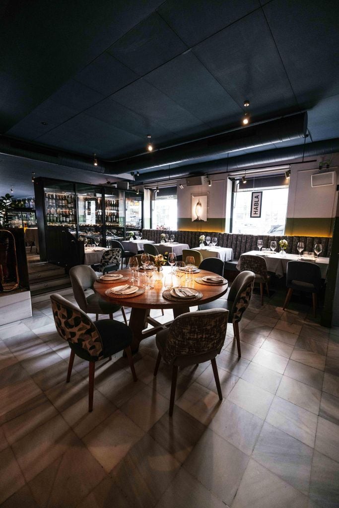 El comedor interior de Arzábal Retiro destaca por su ambiente cálido y acogedor, con una cuidada decoración que mezcla lo clásico y lo contemporáneo.