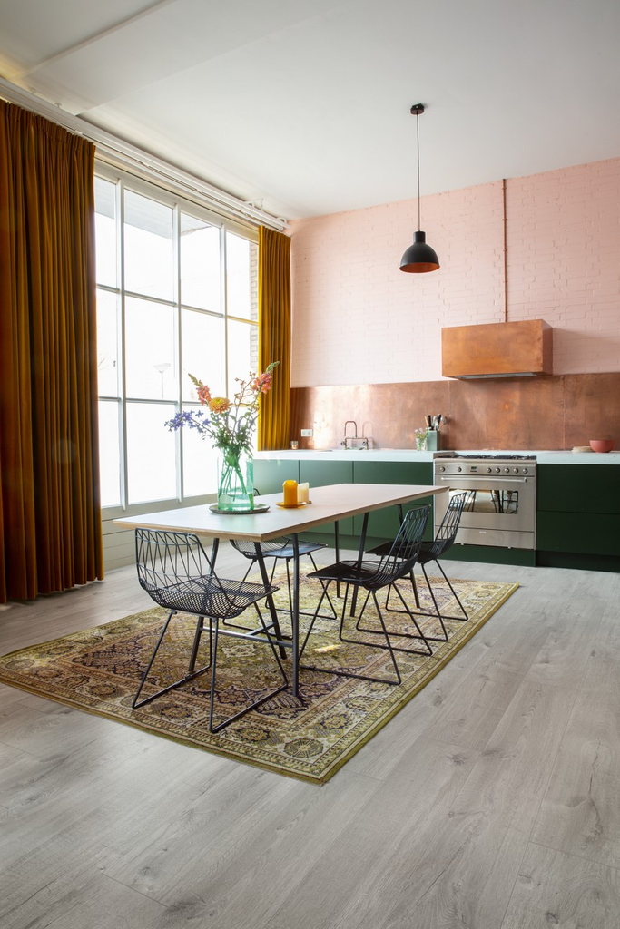 Cocina y comedor anexo que apuestan por un modelo de pavimento vinílico de lamas
