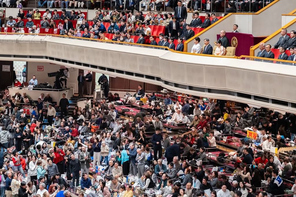Combate de sumo con la presencia de los emperadores de Japón