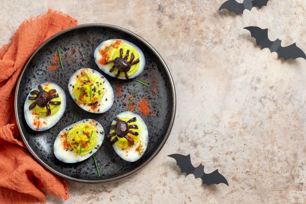Huevos rellenos ligeros 'de araña'