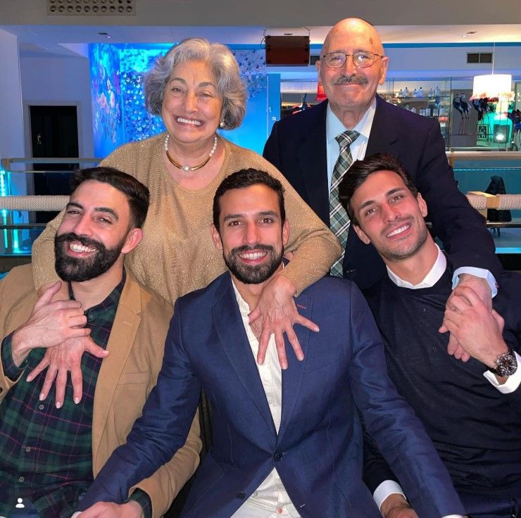 Jaime con sus padres y hermanos