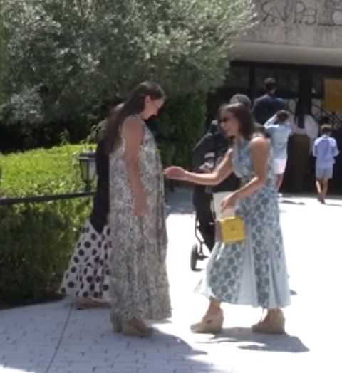 María Pombo y sus hermanas se coordinan en el bautizo de su hija Mariana: plisados, estampados bohemios y bordados metalizados