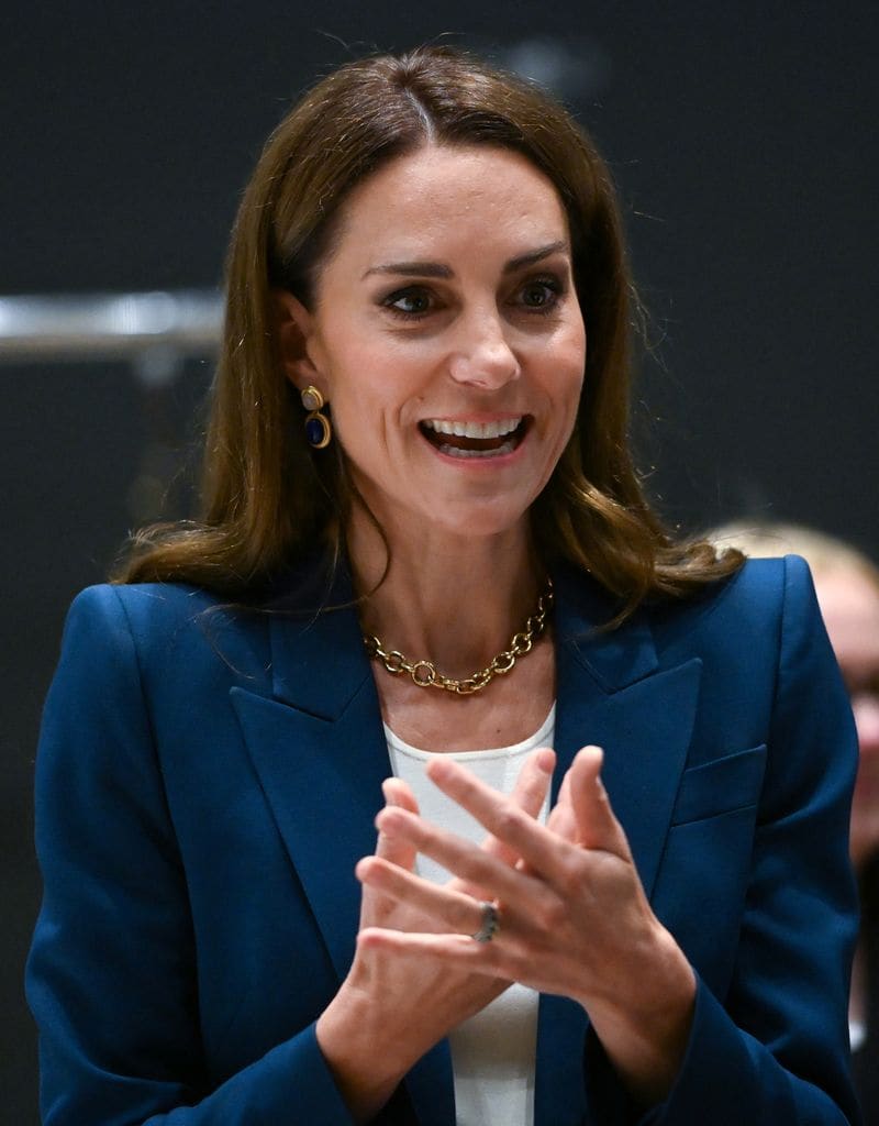 La Princesa de Gales accesorizó con una cadena dorada.  