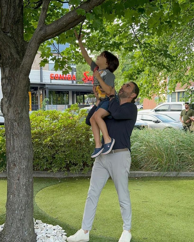 Santiago junto a su papá, el empresario mexicano Pepe Bastón