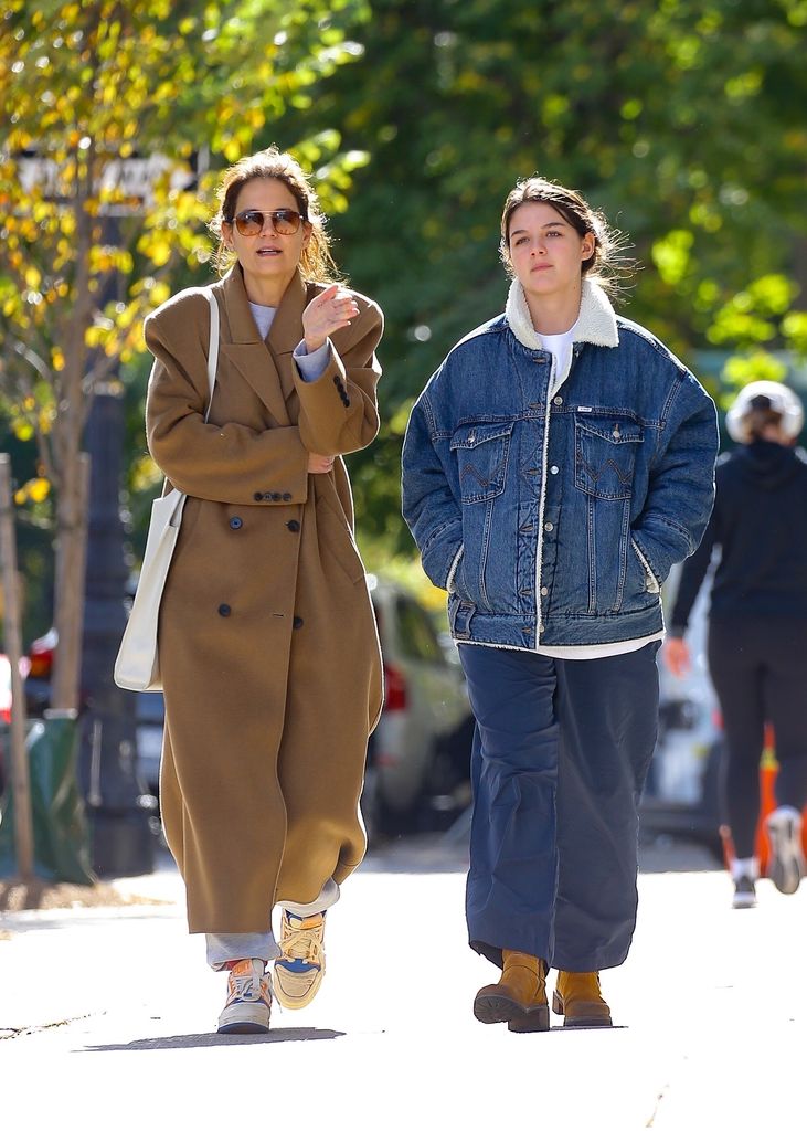 Katie Holmes y su hija Suri, quien se ha cambiado el nombre legalmente.