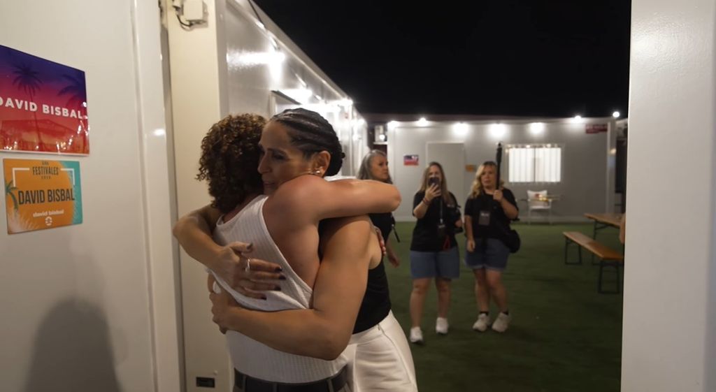 El abrazo entre bambalinas de Rosa López y David Bisbal