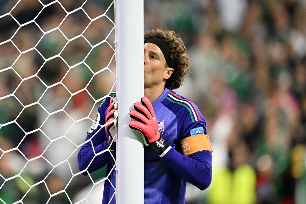 Memo Ochoa besó el poste de la portería del Estadio Ciudad de México (antes Estadio Azteca)