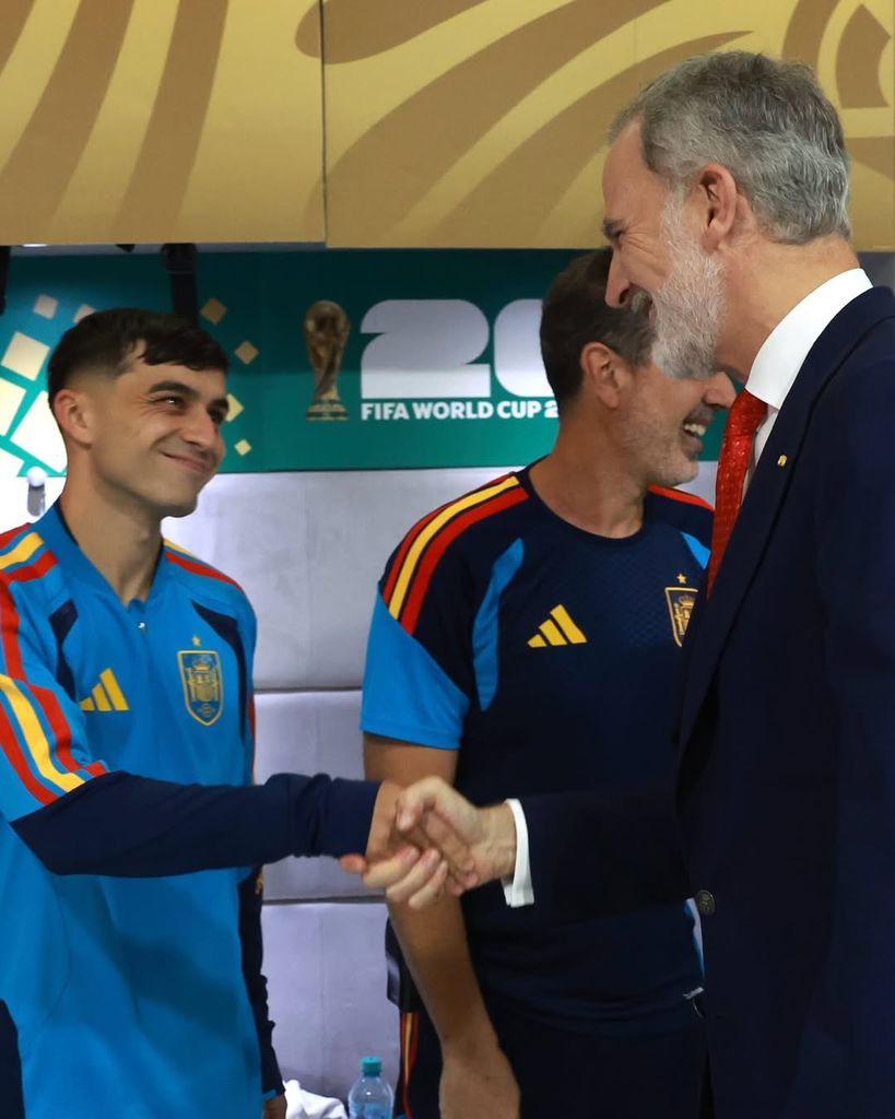 Felipe VI saluda a Pedri en el vestuario 