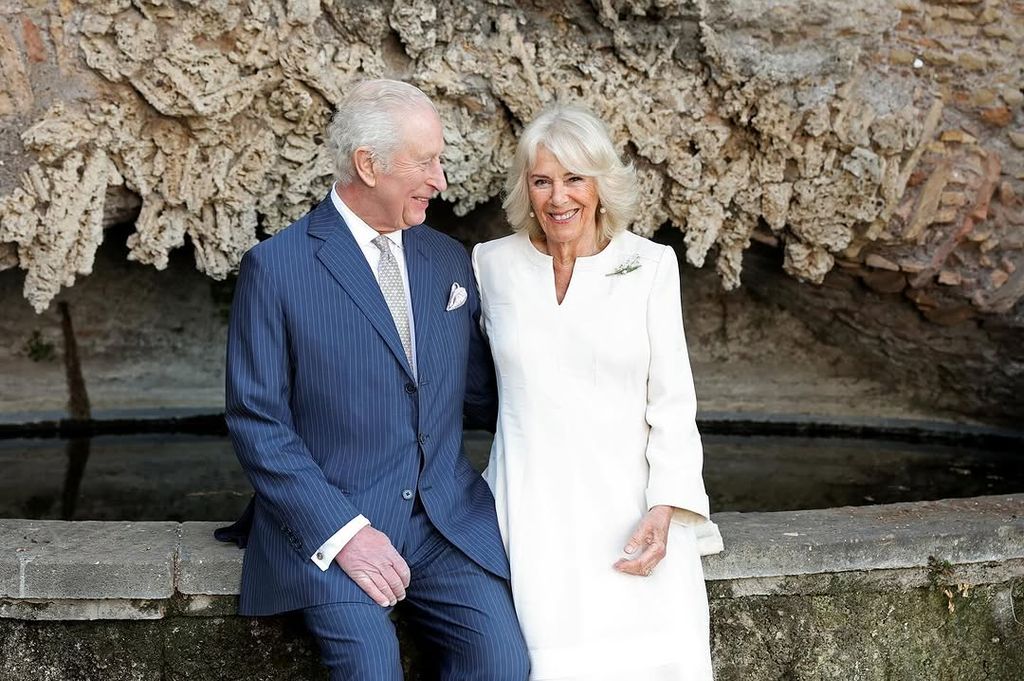 Los reyes Carlos y Camilla posan en Roma por su 20 aniversario de boda