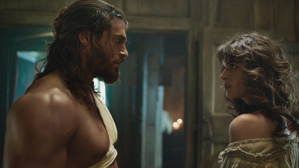 La historia también tiene espacio para un romance con algunas escenas de alto voltaje entre Can Yaman y Greta Ferro