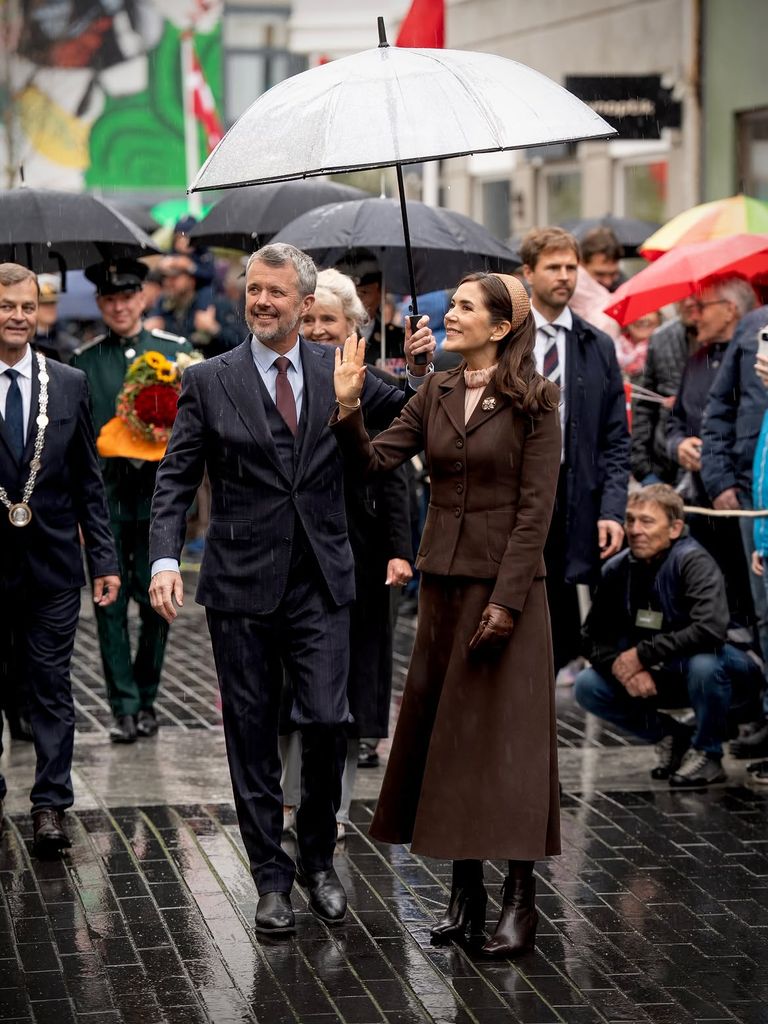 Mary de Dinamarca y el rey Federico X bajo la lluvia en Skive