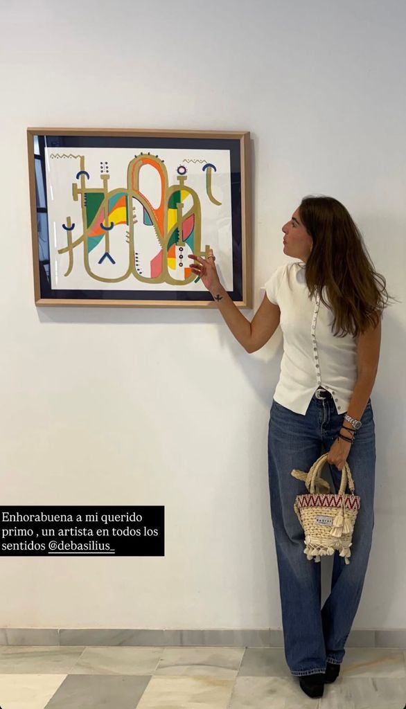 Lourdes Montes con look de verano en azul y blanco.
