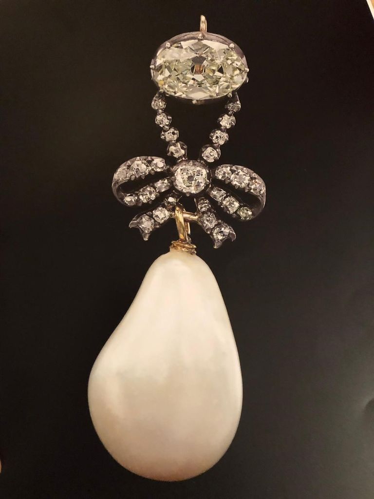 Colgante de diamantes con perla natural, perteneciente a María Antonieta, visto en Sotheby's, Suiza, en 2018, y subastada por 36 millones de dólares.